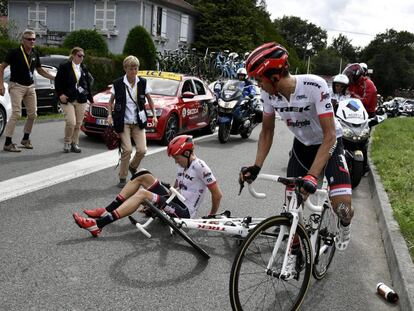Contador vuelve a subirse a la bicicleta mientras su comapa&ntilde;ero Gogl, ca&iacute;do con &eacute;l, se duele en el asfalto.