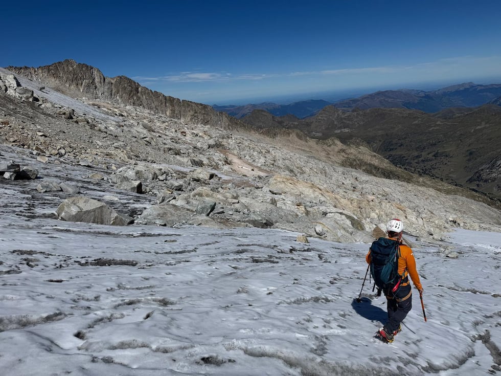 El Aneto agoniza: el mayor glaciar de España queda partido en tres y ...