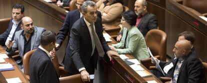 El diputado árabe Yamal Zahalka es conducido fuera del hemiciclo por agentes de la Knesset.