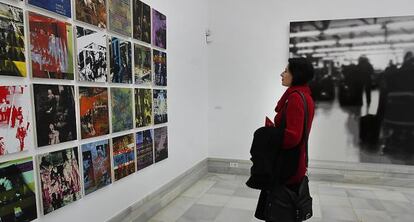 Una mujer observa una de las obras de la exposición 'Nulla aesthetica sine ethica', que integra la 11ª Bienal Martínez Guerricabeitia.