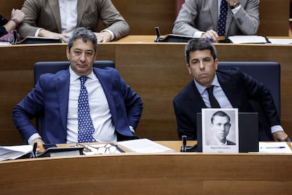 El president de la Generalitat, Carlos Mazón (PP), junto al vicepresidente primero, Vicente Barrera (VOX), durante un pleno de Les Corts Valencianes