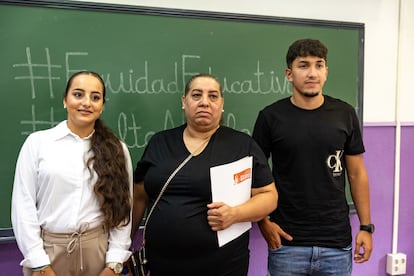 Desde la izquierda, Sara Jiménez, Dolores Flores y Samuel Hernández, en la presentación de un informe sobre educación en la población gitana elaborado por la Fundación Secretariado Gitano, este martes, en una imagen cedida por la fundación.