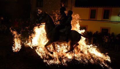 Además de San Bartolomé de Pinares, Alosno, un pequeño pueblo de Huelva, también celebra esta festividad