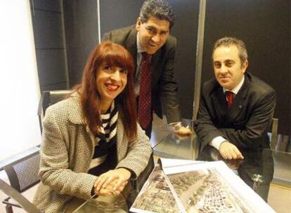 De izquierda a derecha, Rosa Naccarato, Bruno Álvarez y Ricardo Castillo, socios de PBU Asesores, en su oficina de Bilbao.