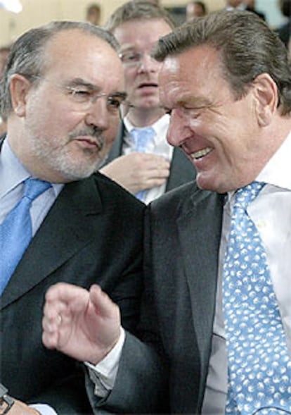 Pedro Solbes (a la izquierda) habla ayer con Gerhard Schröder.