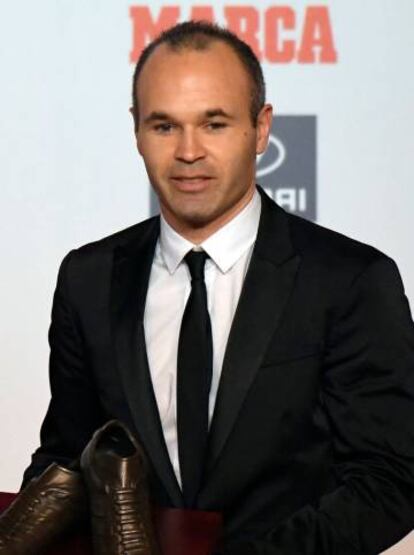 Iniesta recibe el premio MVP de la selección española.