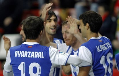 Los jugadores de la Real celebran el gol de Zurutuza.