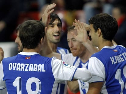 Los jugadores de la Real celebran el gol de Zurutuza.