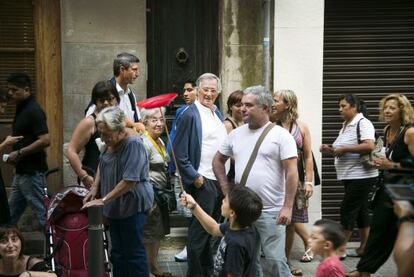 El alcalde de Barcelona, Xavier Trias, paseando por el barrio de Sants / 