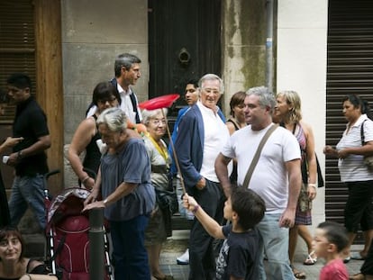 El alcalde de Barcelona, Xavier Trias, paseando por el barrio de Sants / 