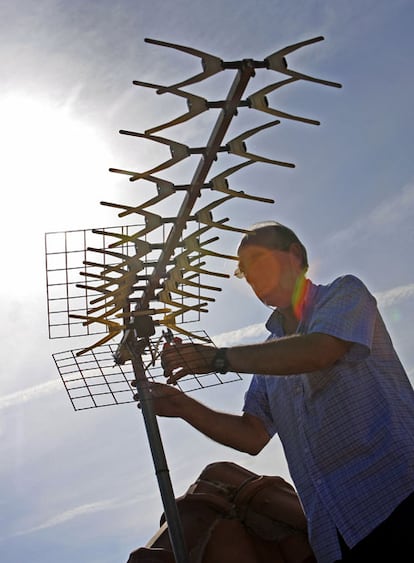 Un operario adapta una antena para recibir la señal de la TDT.