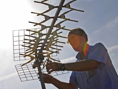 Un operario adapta una antena para recibir la señal de la TDT.