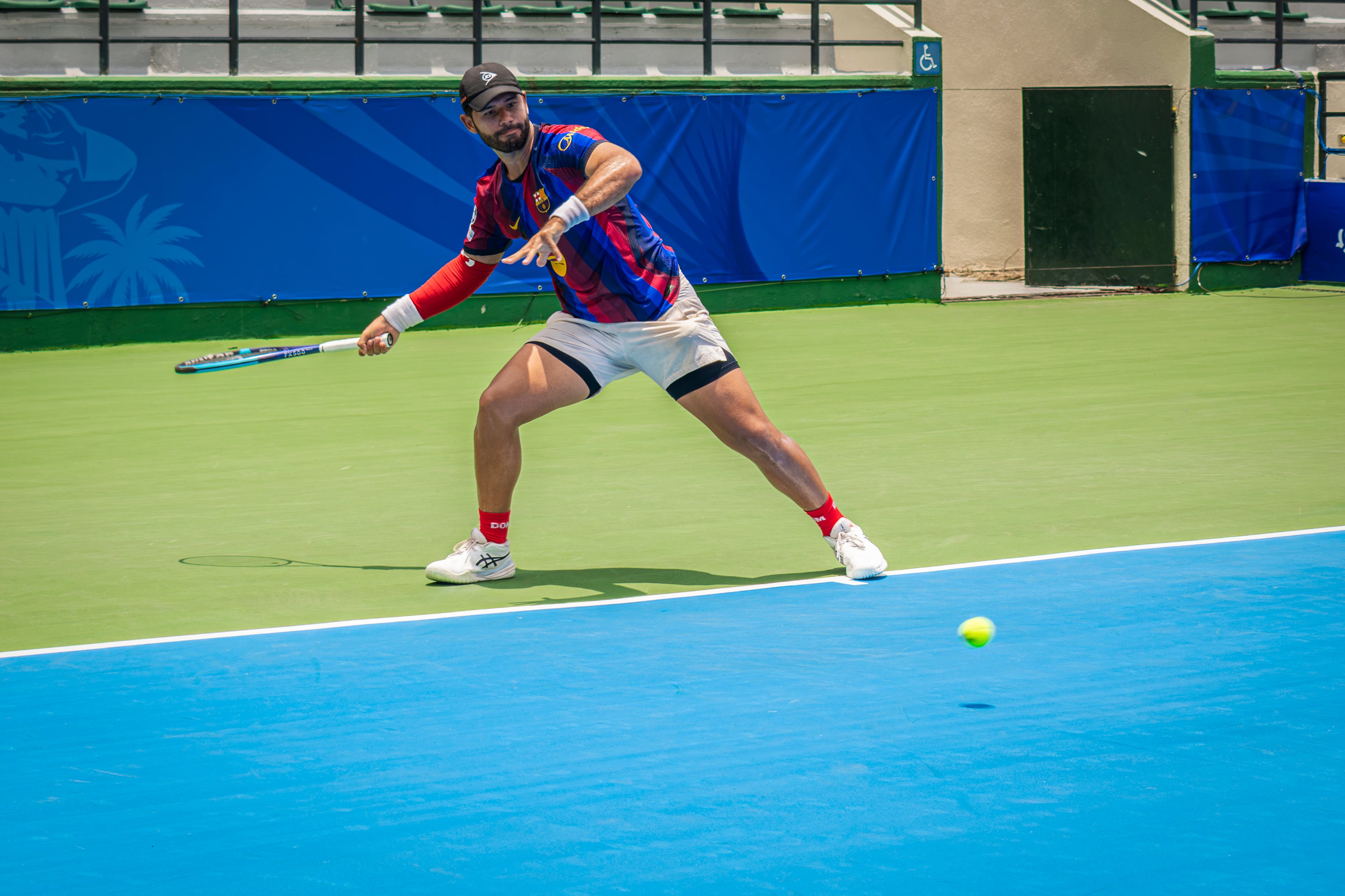 Nick Hardt entrena en el Centro Nacional de Tenis de Santo Domingo Este (República Dominicana).