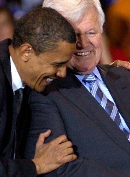 Barack Obama abraza a Ted Kennedy en junio de 2008.