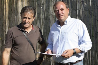 Pedro Escobar (izquierda) y José Antonio Monago, tras la reunión que mantuvieron el pasado 15 de junio.
