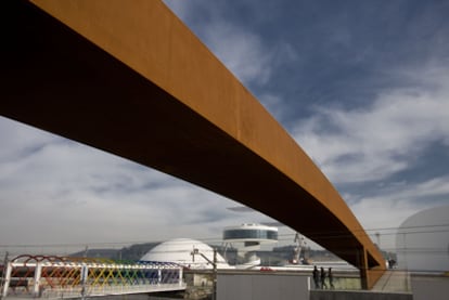 El Centro Niemeyer con un nuevo puente, La Grapa, en primer plano.