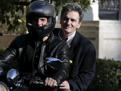 El ya exministro Yanis Varoufakis lleva en su moto a su sucesor, Efklidis Tsakalotos, el pasado abril en Atenas.