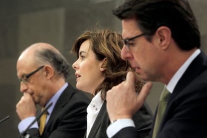 Soraya Sáenz de Santamaría, entre Cristóbal Montoro y José Manuel Soria.