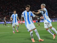 Maher Carrizo (centro) celebra un gol en Santiago, el 11 de octubre.