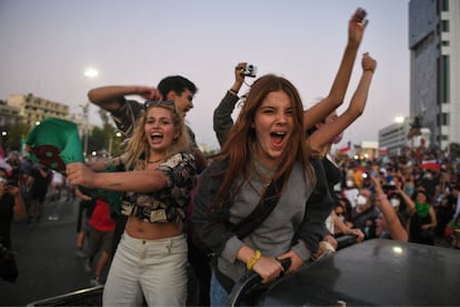 Partidarios del presidente electo chileno Gabriel Boric celebran tras los resultados oficiales de la segunda vuelta de las elecciones presidenciales, en Santiago.