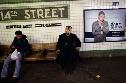 Un hombre disfrazado de lobo en una estación del Metro de Nueva York.