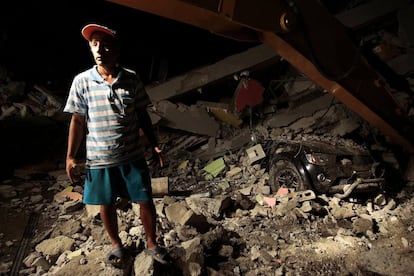 Un hombre junto a los escombros de viviendas de Pedernales, el 17 de abril de 2016.