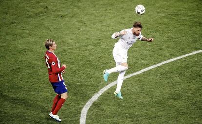 Ramos salta ante la mirada de Torres.