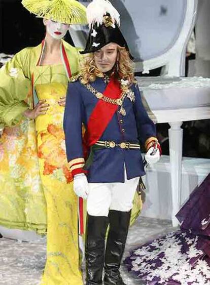 El diseñador británico John Galliano, junto a una de las modelos.