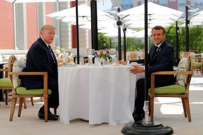 El presidente francés, Emmanuel Macron, y el estadounidense, Donald Trump, durante una comida este sábado en Biarritz, donde se celebra la cumbre del G7.