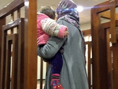 La francesa Melina Boughedir, detenida por pertenecer al ISIS, llega a un tribunal de Irak, junto a uno de sus hijos. Ha sido condenada a cadena perpetua.