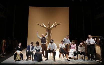 De izquierda a derecha, los intérpretes Inma Nieto, Julio Cortázar, Palmira Ferrer, José Luis Torrijo, Javier Lara, Diana Bernedo, Miguel Cubero, Elisabet Gelabert, Luis Moreno y Eduardo Aguirre de Cárcer, en un ensayo de la obra 'Entremeses', en el Teatro de la Abadía, Madrid, con dirección de José Luis Gómez.