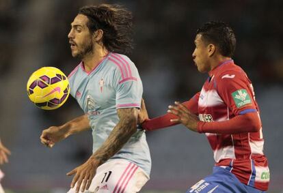 Larrivey intenta controlar el balón.