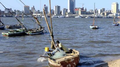 Un pescador en su barco en Maputo (Mozambique).