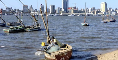 Un pescador en su barco en Maputo (Mozambique).