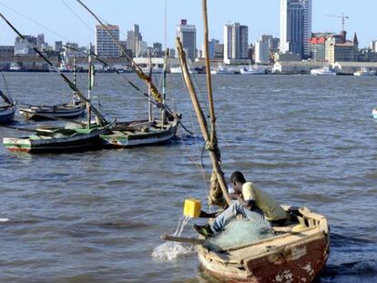 Un pescador en su barco en Maputo (Mozambique).