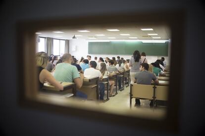 Un aula con alumnos haciendo la prueba de selectividad, en Sevilla.