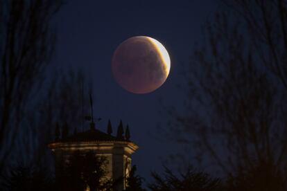 La Luna poco antes del eclipse total vista sobre la ciudad Santiago de Compostela en A Coruña (España). 
