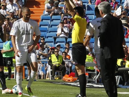Benzema se retira lesionado en el último partido de Liga ante el Espanyol.