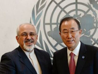 Javad Zarif, ministro iran&iacute; de Exteriores (izquierda), durante su encuentro con Ban Ki-Moon, secretario general de la ONU.