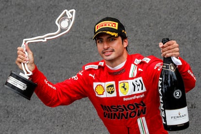 El piloto de Ferrari Carlos Sainz sostiene el trofeo tras quedar segundo en el Gran Premio de Mónaco, este domingo.