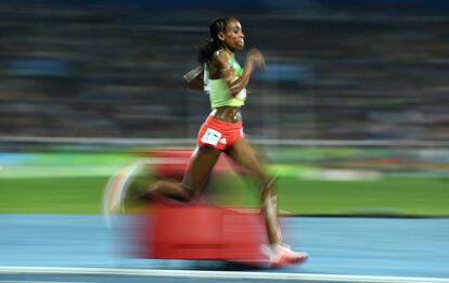 La etíope Almaz Ayana rebajó en 14s el récord mundial de los 10.000 metros femenino y lo dejó en 29m 17,45s.