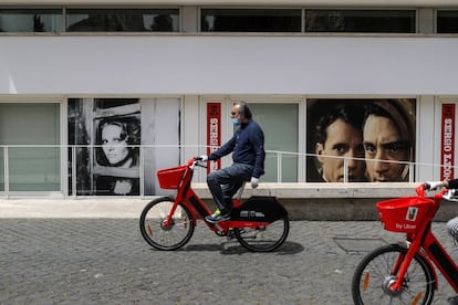 En el centro de Roma, dos personas van en bicicleta durante la fase 2 de emergencia.