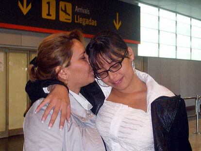 Rosmery y su hija Romina se reencuentran junto a una de las salas del aeropuerto de Barajas.