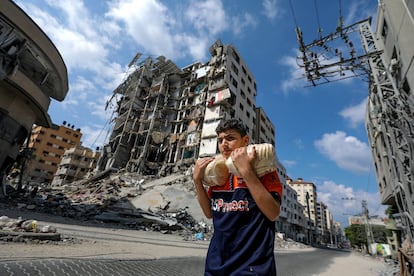 Un joven pasaba el lunes frente a edificios destruidos en el barrio de Al Rimal, en Gaza.