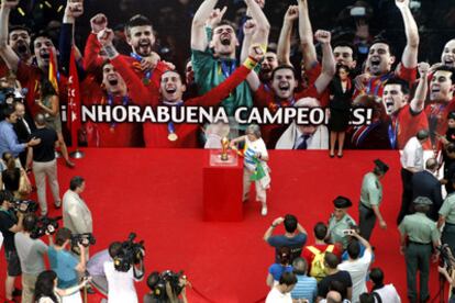 Los curiosos espera a hacerse una foto con la Copa del Mundo conquistada por la selección española en el Mundial de Sudáfrica 2010.