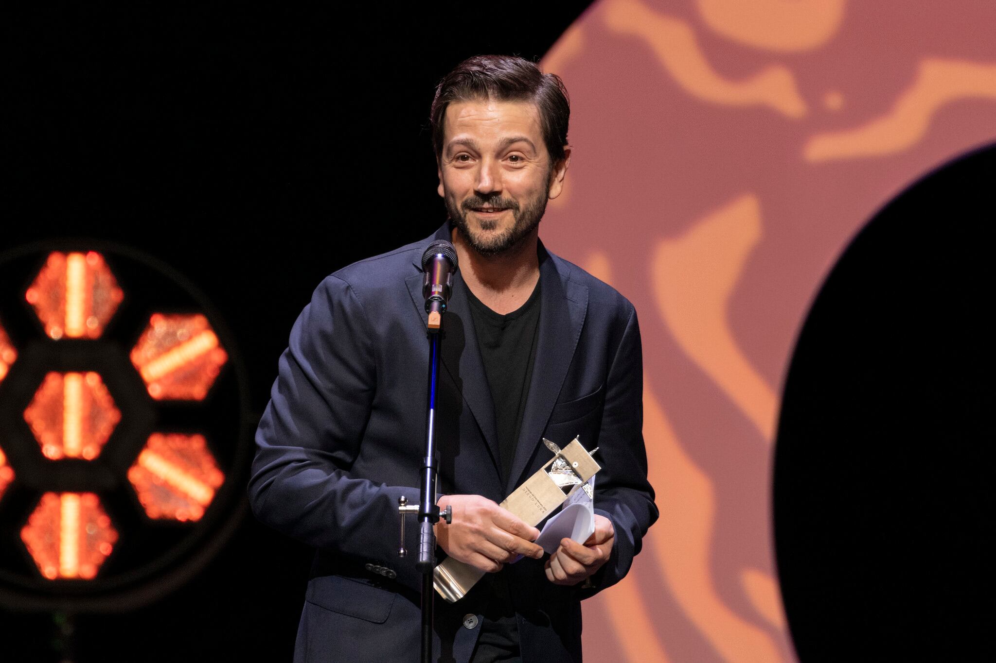 El actor Diego Luna recibe el Mayahuel de Plata a la trayectoria al cine mexicano en el Festival de Cine de Guadalajara.
