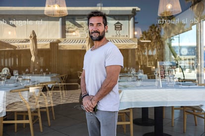 El hostelero y presidente de los restaurantes de la playa de la Malva-rosa de Valencia, José Miralles, en su local La alegría de la huerta. 