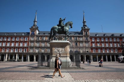 Ambiente en la Plaza Mayor de Madrid. El incremento de los positivos de coronavirus en las últimas semanas golpea con fuerza al sector turístico en la capital.