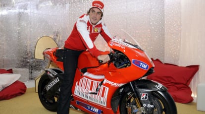 Fernando Alonso posando para los fotógrafos a lomos de una Ducati.