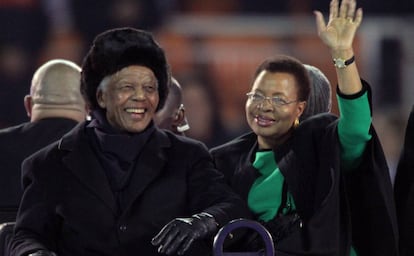 Nelson Mandela y su esposa Gra&ccedil;a Machel en Johannesburg en 2010. 